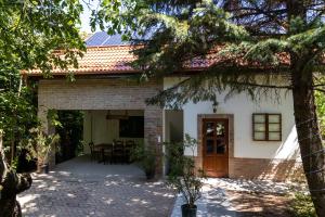 Casa de ladrillo blanco con mesa y sillas en EgerCottages - Rosé Cottage en Eger