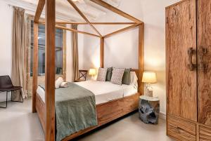 a bedroom with a canopy bed in a room at La Guarida Suites in Barcelona