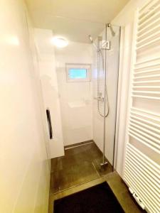 Un baño con ducha con puerta de cristal. en New Studio in Center- BON23, en Luxemburgo 7 fotos más