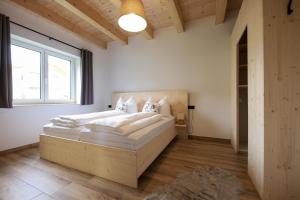 una camera con un grande letto di Sonnendörfl a Poppendorf im Burgenland