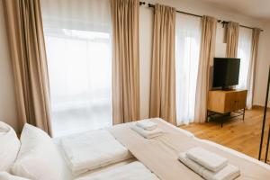 um quarto com uma cama com toalhas em Staylight City-Loft, privater Parkplatz, Nähe zur Messe und der City, Premium Appartements em Hanôver