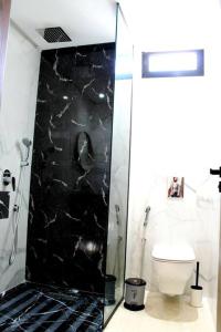La salle de bains est pourvue d'une douche et de toilettes. dans l'établissement Studio d'exception à Casablanca, à Casablanca