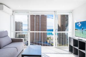 un salon avec un canapé et une grande fenêtre dans l'établissement Albatros 14-10 Estudio Levante Beach, à Benidorm