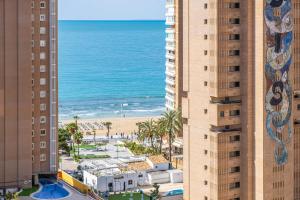 - une vue sur la plage depuis 2 bâtiments dans l'établissement Albatros 14-10 Estudio Levante Beach, à Benidorm