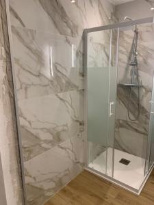 um chuveiro com uma porta de vidro na casa de banho em Maison 6 personnes hippodrome de Compiègne em Compiègne