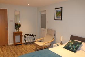 ein Hotelzimmer mit einem Bett und einem Stuhl in der Unterkunft Level 15 Accommodation in Buxton