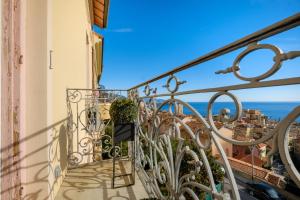 a balcony with a view of the ocean at Appartement de luxe bluesky in Beausoleil