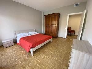 1 dormitorio con 1 cama y armario de madera en Appartamento il Cedro, en Omegna