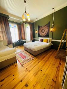 1 dormitorio con 1 cama grande y suelo de madera en The Local en Estambul