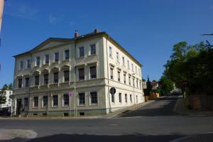 a white building on the side of a street at Hotel Stadt Leipzig in Roßwein