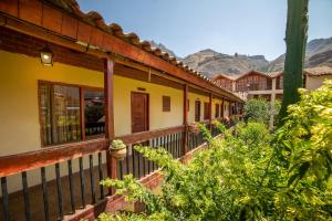 a row of houses with mountains in the background at Hospedaje Chaska Pisac in Pisac