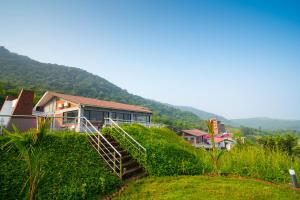 ein Haus auf einem Hügel mit einer Treppe in der Unterkunft Gaurav Lords Resort in Srīvardhan