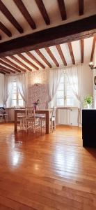uma sala de jantar com uma mesa e cadeiras num quarto em Romeo's House em Parma