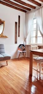 uma sala de estar com um sofá e uma mesa em Romeo's House em Parma