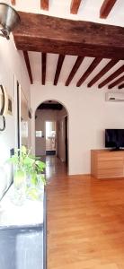 uma sala de estar com tecto em madeira e uma cozinha em Romeo's House em Parma