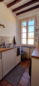 uma cozinha com um lavatório e uma janela em Romeo's House em Parma