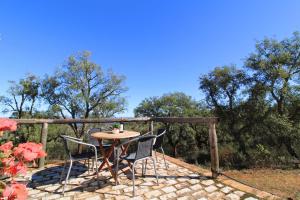 una mesa y sillas en un patio con árboles en Finca Santa Ana - ONLY ADULTS by SIERRA VIVA Signature, en Cortelazor