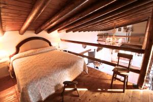1 dormitorio con 1 cama, mesa y sillas en Finca Santa Ana - ONLY ADULTS by SIERRA VIVA Signature, en Cortelazor
