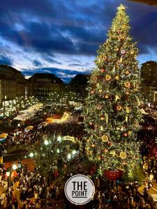 Un arbre de Noël avec une foule de gens autour de lui dans l'établissement The POINT CITY-Center - Place KLEBER, à Strasbourg