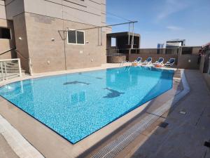 basen na dachu budynku w obiekcie Elite 6 Sports Residence by Golden Casa w Dubaju