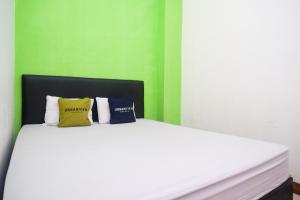 Postel nebo postele na pokoji v ubytování Urbanview Hotel AVA Semarang near Akademi Kepolisian Semarang by RedDoorz