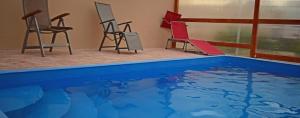 The swimming pool at or close to Tündérfátyol vendégház