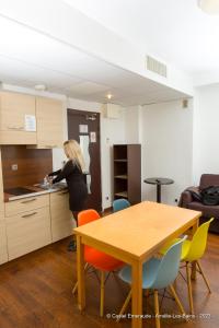 Η κουζίνα ή μικρή κουζίνα στο Appart'Hotel Castel Emeraude, Charme et Caractère