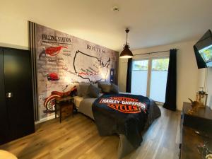 1 dormitorio con 1 cama y pared con un mural de béisbol en Route 66 Appartement, en Bad Salzuflen