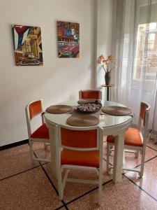 mesa de comedor con sillas y mesa blanca en Appartamento in zona centrale., en Santa Margherita Ligure