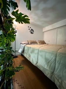 sypialnia z łóżkiem w pokoju w obiekcie AngeVert HolidayHouse w Nicei