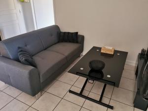- un salon avec un canapé et une table dans l'établissement Charmant appartement à 1 minute du lac, à Annecy