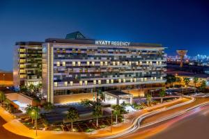 Hyatt Regency Oryx Doha في الدوحة: اطلالة ليلية على فندق في مدينة