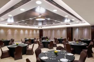 Hyatt Regency Oryx Doha في الدوحة: قاعة اجتماعات فيها طاولات وكراسي