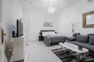 ein Wohnzimmer mit einem Bett und einem Sofa in der Unterkunft Stellar Dwell Apartment in Budapest