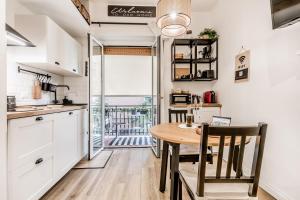 A kitchen or kitchenette at Elegance St.Peter House
