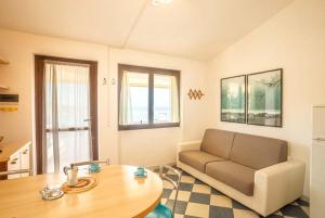 una sala de estar con un sofá y una mesa en Giglio Viola, en Campese 3 fotos más