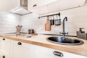 A kitchen or kitchenette at Elegance St.Peter House