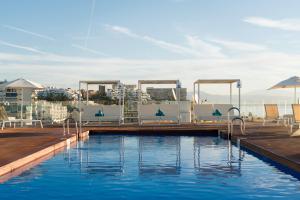 een zwembad op het dak van een hotel bij Aluasun Lago Rojo - Adults recommended in Torremolinos