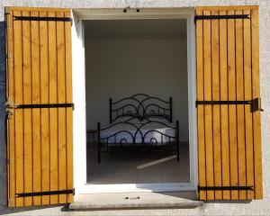 1 dormitorio con cama a través de una puerta abierta en Bamboo, en Mison