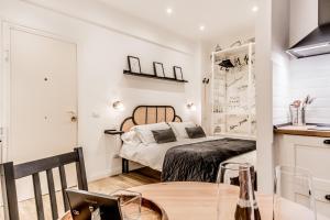 A bed or beds in a room at Elegance St.Peter House
