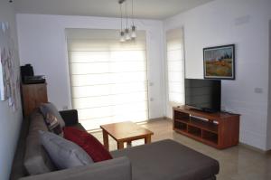 TV a/nebo společenská místnost v ubytování Shmulik Galilee
