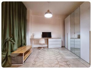 a room with a desk with a computer and a chair at Domeanto home in Catania