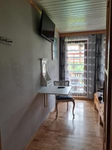 Habitación con escritorio, silla y ventana. en Koliba nad Białką, en Czarna Góra