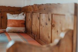 1 dormitorio con almohada y pared de madera en Dei Zeit (Deine Zeit), en Tamsweg