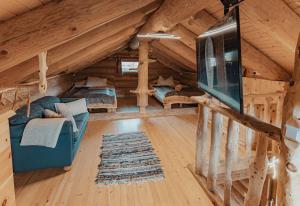 Cabaña de madera con sala de estar con sofá y TV. en Dei Zeit (Deine Zeit), en Tamsweg