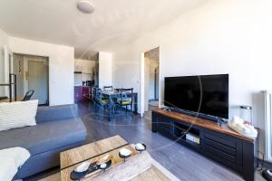 sala de estar con TV de pantalla plana grande en Appartement 4 personnes, en Toulon