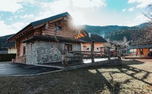 Nespecifikovaný výhled na hory nebo výhled na hory při pohledu z prázdninového domu