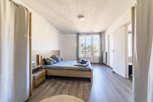 1 dormitorio con cama y ventana grande en Appartement 4 personnes, en Toulon