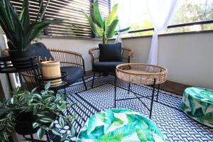 un patio con sillas y plantas en un balcón en Ecosuite your design Escape en Roma