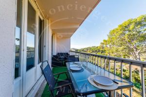 un balcón con mesa y sillas. en Appartement 4 personnes, en Toulon